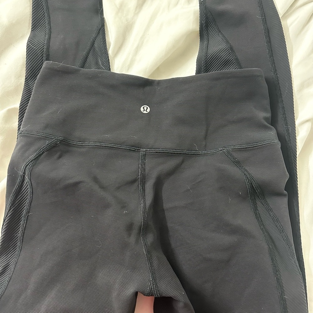 Lululemon black leggings designed for a flattering, sculpting fit size 6